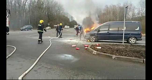 Як рятувальники гасили загоряння автомобіля біля Костополя (ВІДЕО)
