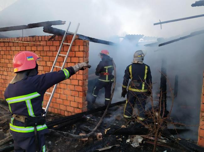 На Рівненщині пожежа знищила дах будівлі (ФОТО)