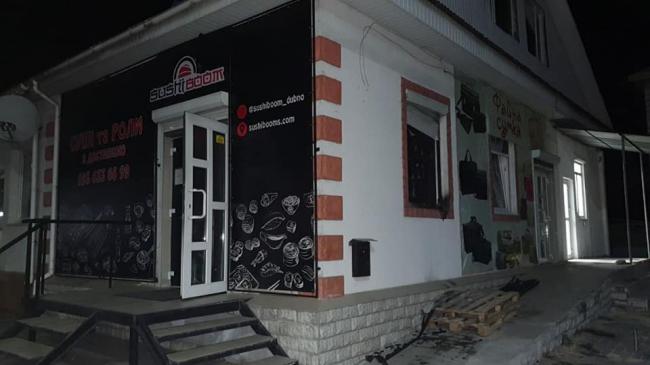 На Рівненщині вночі невідомі підпалили суші-бар (ФОТО)