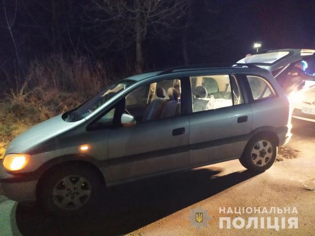 На Рівненщині водій, який перевозив підроблений алкоголь, дав хабаря патрульним