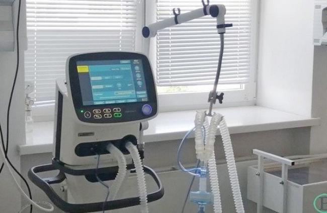 У Рівному приватна клініка надала у користування міській дитячій лікарні дихальне обладнання