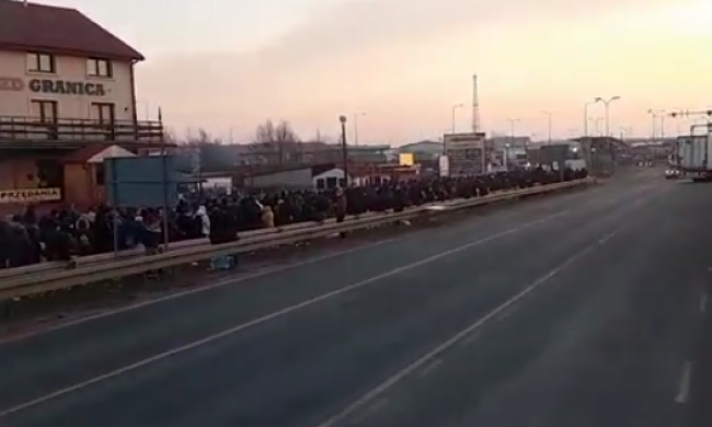 Натовп заробітчан з України утворив довжелезну чергу на кордоні (ВІДЕО)