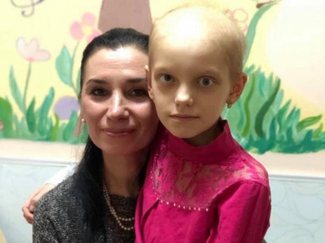 Онкохвора школярка з Рівненщини написала книгу, щоб зібрати кошти на своє лікування