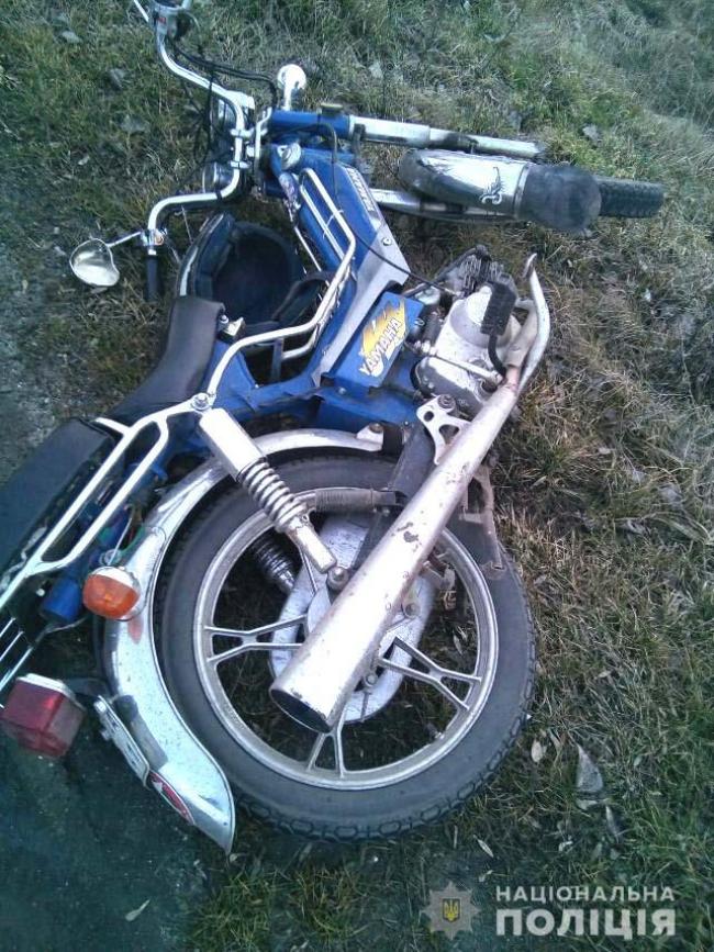 Падав із мотоциклу і вдарився у автомобіль: на Рівненщині - ДТП