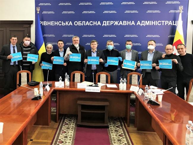 Рівненські депутати підтримали флешмоб "Підвезу медика"