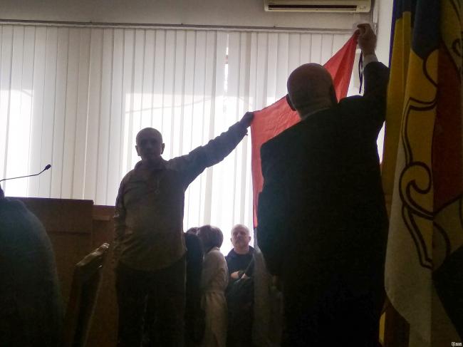 Рівненській облраді подарували червоно-чорний прапор