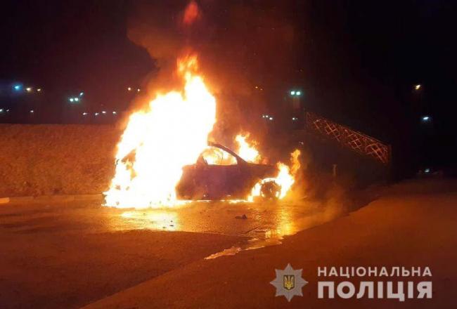 У Рівному вночі спалили позашляховик: авто згоріло вщент (ВІДЕО/ФОТО) 