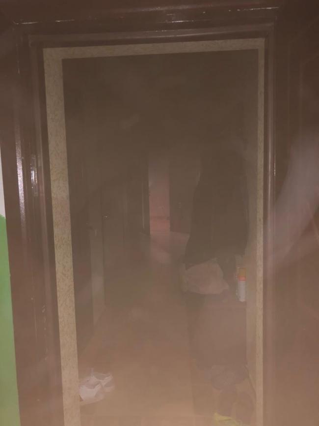 Замикання і густий дим: у Рівному на Соборній вогнеборці врятували квартиру від пожежі (ФОТО)