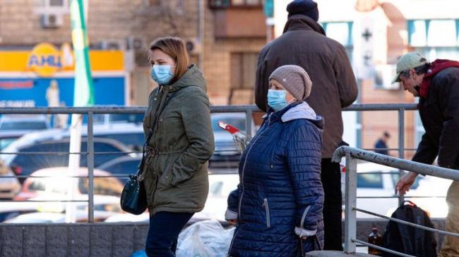 Без маски на вулиці - штраф: як на Рівненщині каратимуть людей за порушення нових заборон через карантин