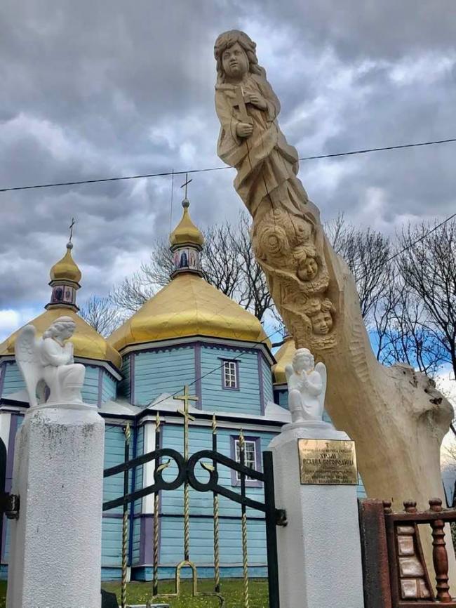 Біля церкви на Рівненщині зі старого дерева витесали скульптуру ангелів (ФОТОФАКТ)