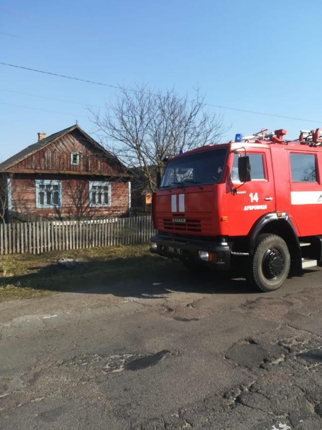 На Рівненщині пожежники врятували від знищення дерев`яний будинок