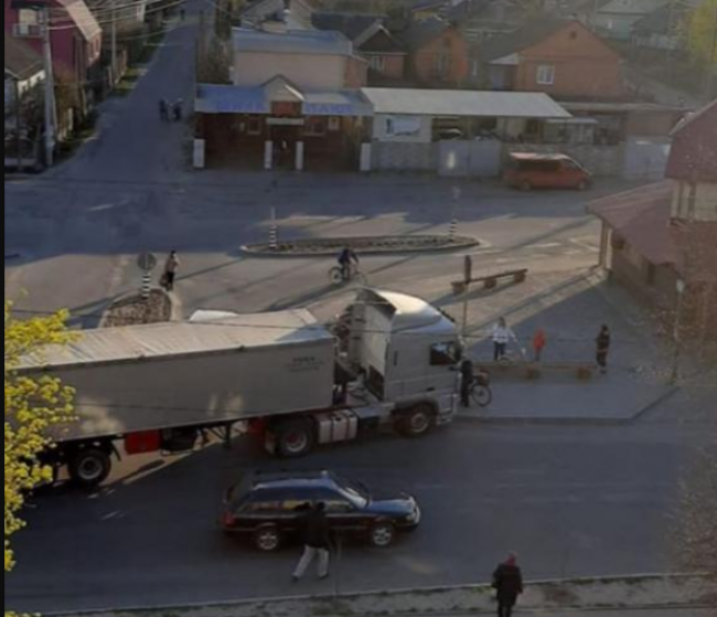 ДТП на Рівненщині: вантажівка в`їхала у бордюр через велосипедистку (ВІДЕО
