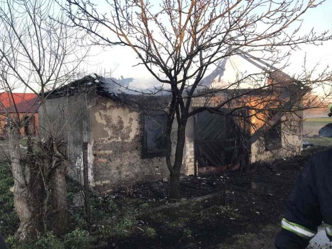На Рівненщині діти ледь не спалили дві будівлі