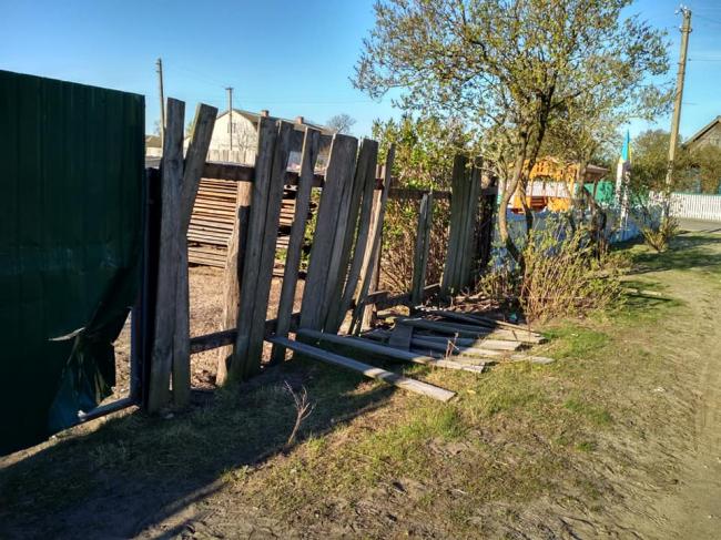 На Рівненщині молодики влаштували дискотеку та розтрощили паркан у селі
