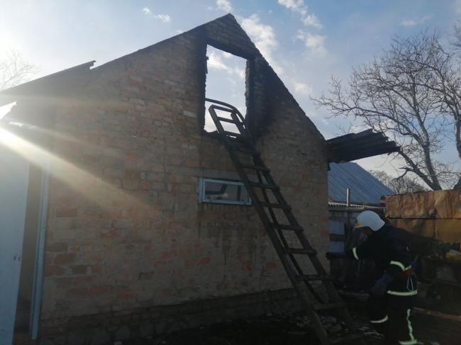 На Рівненщині згорів дах господарчої будівлі (ФОТО)
