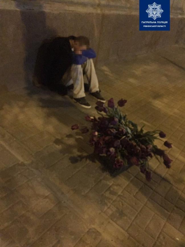 Поліція затримала вандала, який повиривав тюльпани у Рівному (ФОТО)