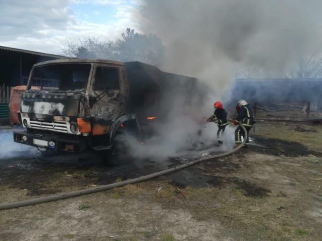 У пожежі на Рівненщині згоріли дві вантажівки