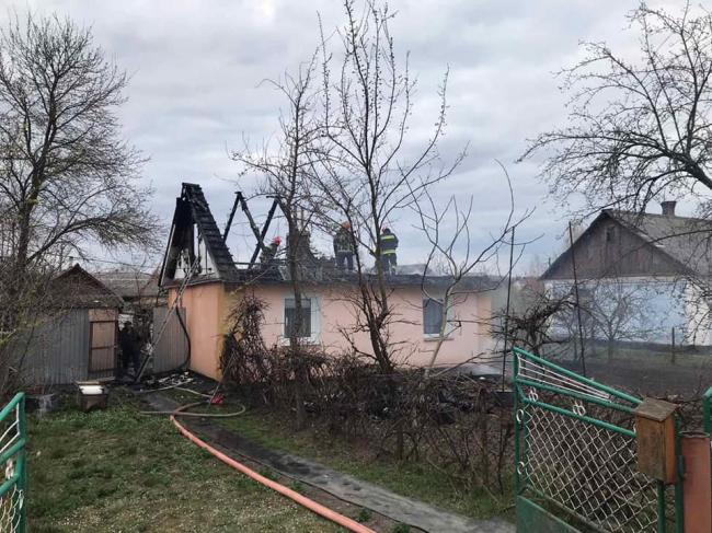 У селі на Рівненщині згорів дах житлового будинку (ФОТО)