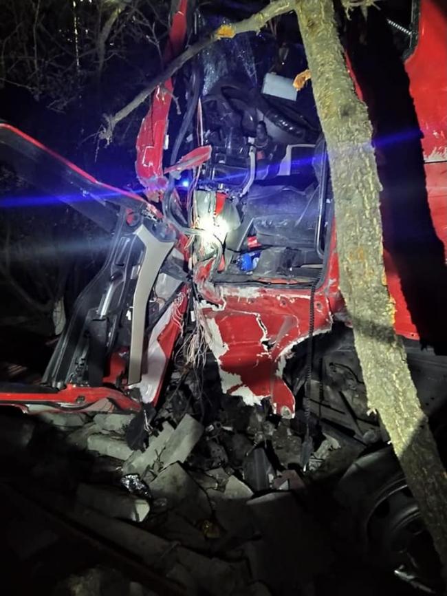 Водія діставали рятувальники: на Рівненщині вантажівка врізалась у бетонну огорожу (ФОТО)