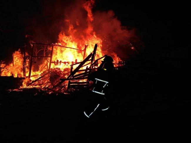 Згоріло одразу 7 будівель: на Рівненщині гасили масштабну пожежу (ФОТО)
