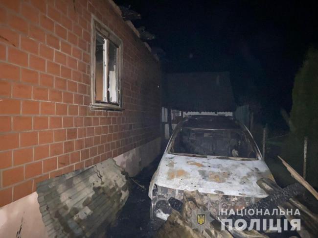 Згорів позашляховик і вогонь перекинувся на будинок: поліція підозрює підпал