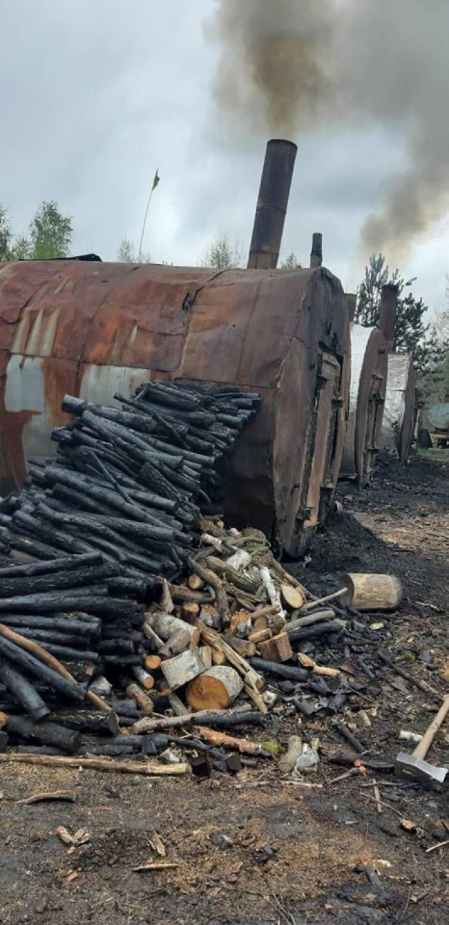 18 бочок для випалювання деревного вугілля виявили на Рівненщині: частина - незаконних (ФОТО)