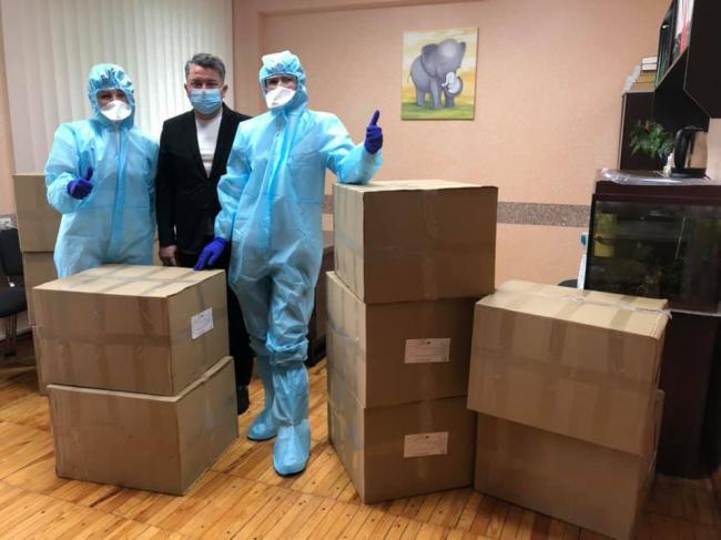 Лікарям Рівненської обласної дитячої лікарні передали захисні комплекти (ФОТО)