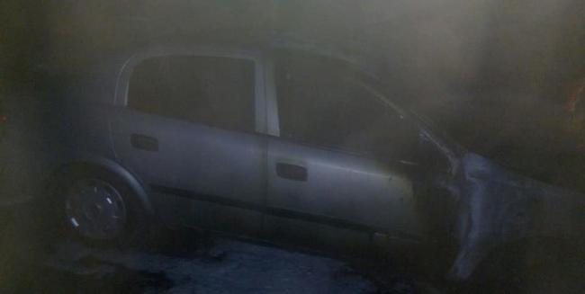 На Рівненщині горів легковик: рятувальники запобігли вибуху газового балону