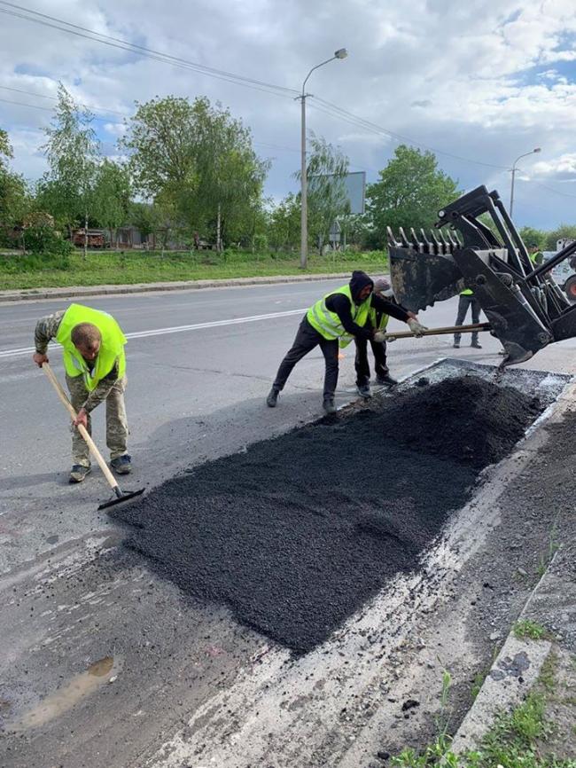 На Рівненщині ремонтують дорогу із використанням гарячого асфальтобетону (ФОТО)