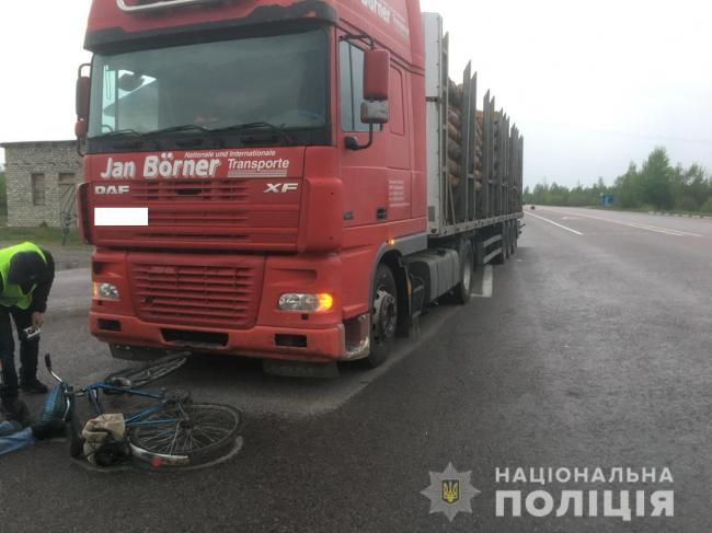 На Рівненщині смертельна ДТП: велосипедист потрапив під колеса вантажівки