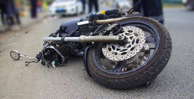 У місті на Рівненщині мотоцикліст на швидкості врізався у авто: відео моменту ДТП