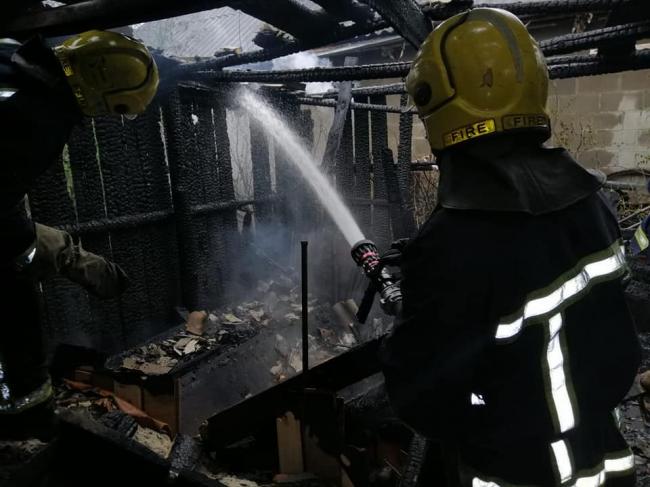На Рівненщині згорів приватний гараж: рятувальники запобігли вибуху двох газових балонів (ФОТО)