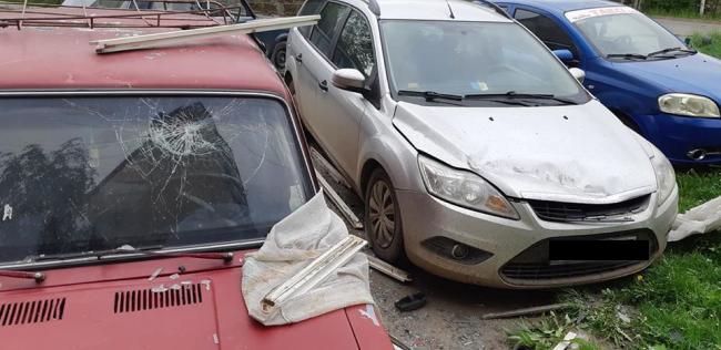 Пошкоджено дві автівки: у селищі біля Рівного негода наробила шкоди (фотофакт)