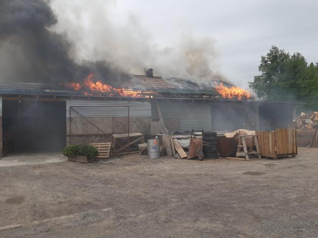 Пожежу в лазні у Рівному гасили майже 30 рятувальників (ФОТО, ВІДЕО)