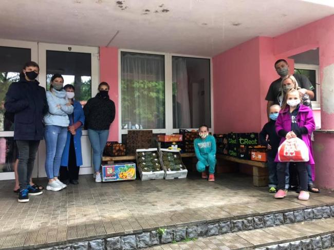 Рівненські волонтери передали у дитячий будинок фрукти (ФОТО)