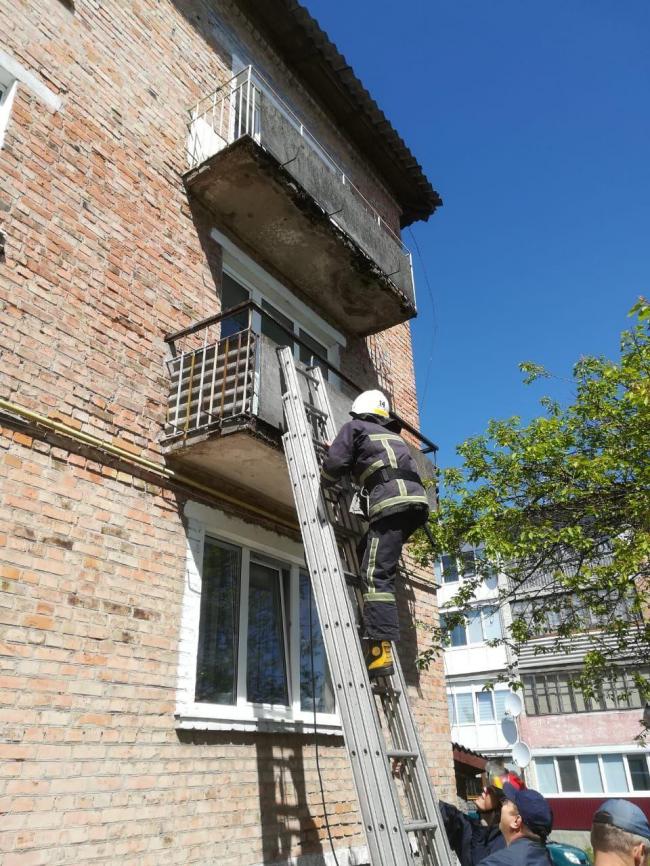 У Дубровиці до важкохворої жінки пробиралися через балкон