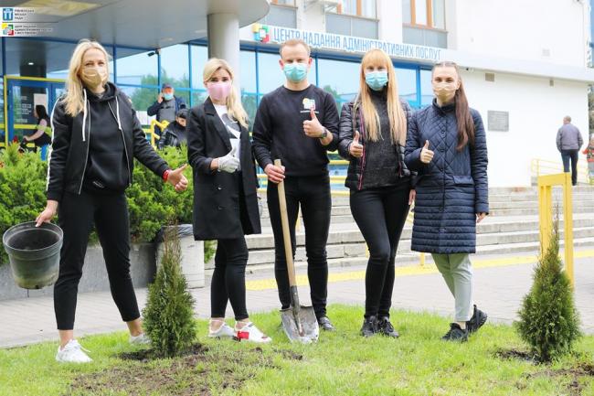 У Рівному працівники ЦНАПу долучились до проєкту "Озеленення України" (ФОТО)