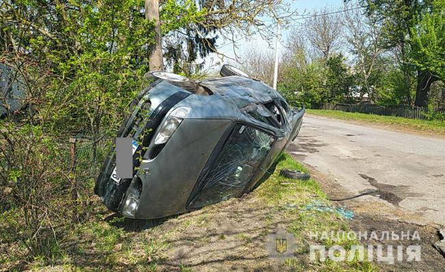 У селі на Рівненщині 18-річна дівчина у нетверезому стані перекинула авто