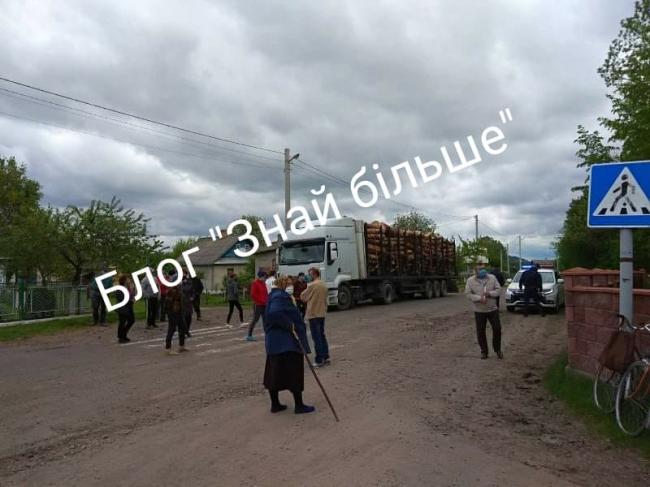 У селі на Рівненщині місцеві мешканці перекрили дорогу: протестують проти вантажівок (ВІДЕО)