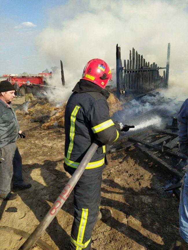 Вщент згоріла будівля, сотня тюків соломи та дрова: на Рівненщині була велика пожежа