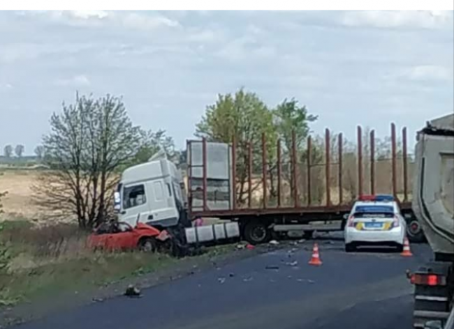 Вантажівка і легковик зіткнулись на Рівненщині (фотофакт)