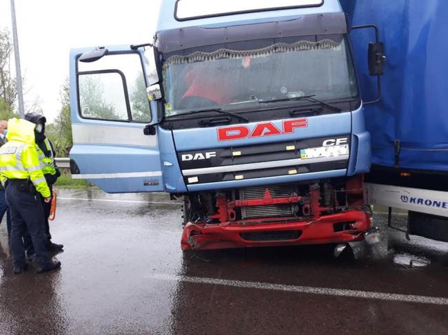 Вантажівка - у відбійнику: на Рівненщині сталась ДТП (ФОТО)