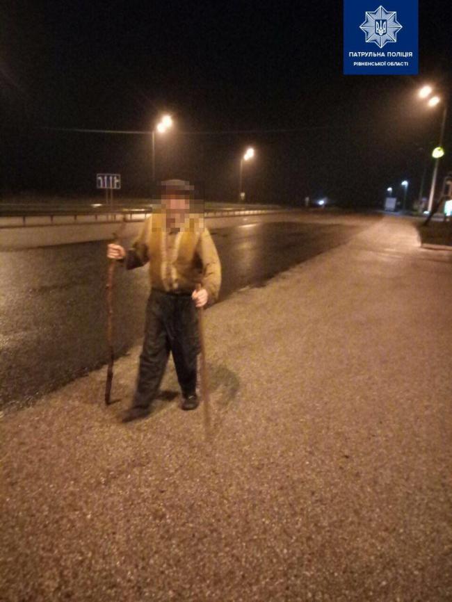 Йшов з лікарні додому: на Рівненщині 85-річний дідусь 7 годин вночі блукав трасою "Київ-Чоп"