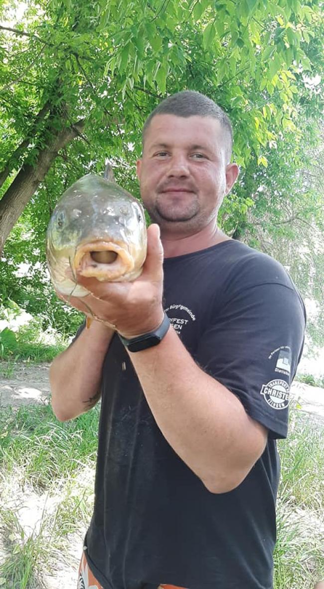 Біля Рівного на річці Горинь рибалка спіймав семикілограмову рибу (ФОТОФАКТ)