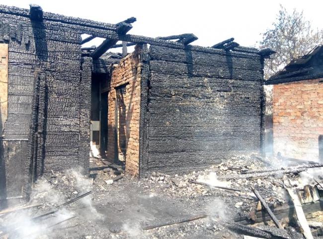 На Рівненщині повністю згорів будинок: ще три будівлі врятували 