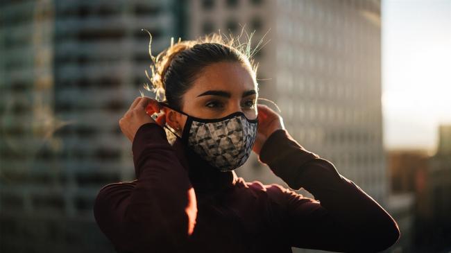 Чому потрібно зараз носити захисні маски і як це слід робити?