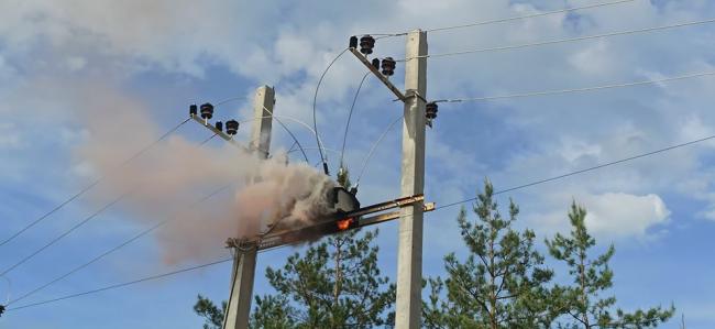 Електроустановка загоріла на Рівненщині: вогонь мало не перекинувся на ліс (ВІДЕО)