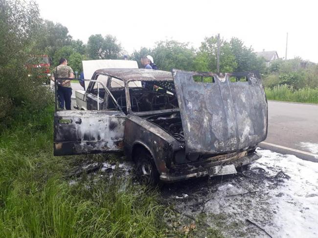 На Рівненщині просто під час руху спалахнув автомобіль (ФОТО)