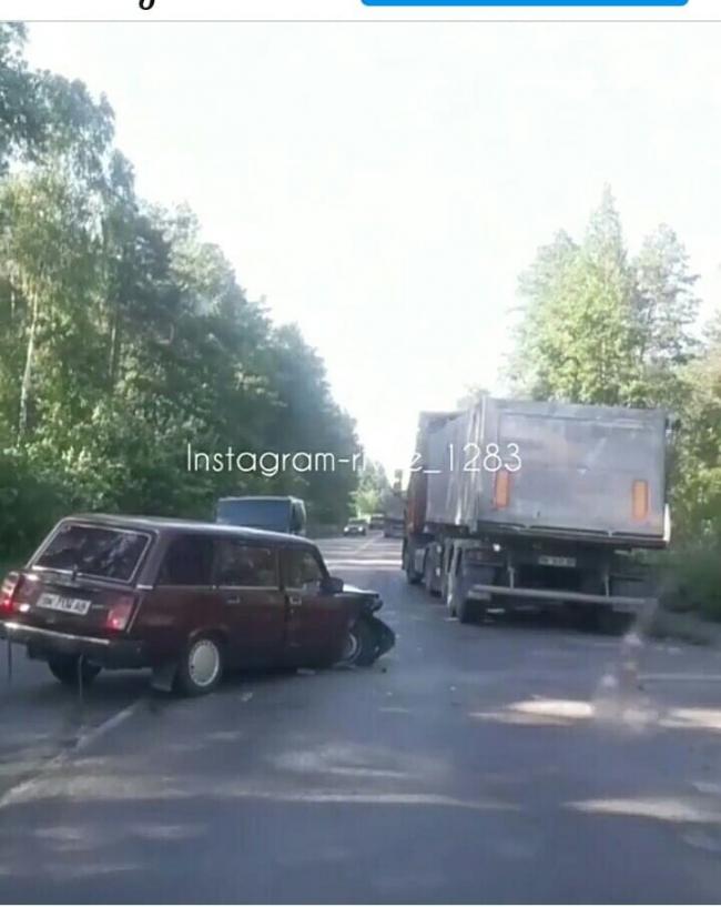 На Рівненщині сталась аварія: зіткнулись два автомобілі (ВІДЕО)