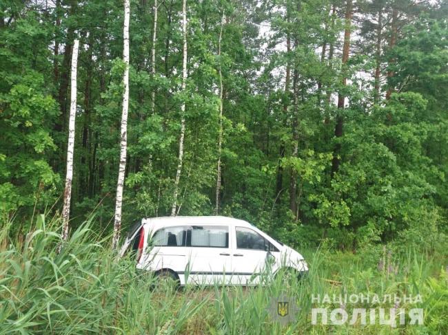 На Рівненщині у ДТП травмувались 2 пасажири: бус злетів у кювет і зачепив дерево (ФОТО)